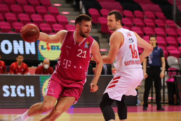 中后卫以其 中后卫以其